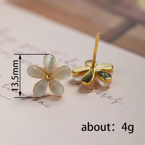 Orecchini a Perno con Piccoli Fiori per Donne, Design Minimalista Floreale, Accessori per Orecchie da Indossare Quotidianamente - Product Image 4