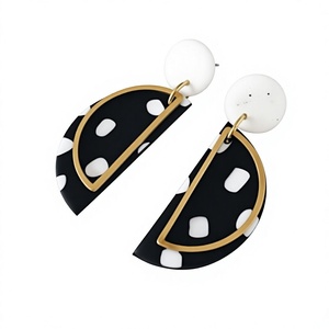 Boucles d'oreilles créoles de luxe en acrylique, design élégant et tendance, en résine colorée, bijoux unisexes, boucles d'oreilles pendantes à la mode pour femme - Product Image 3
