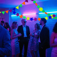Guirlande suspendue d'étoiles néon arc-en-ciel, guirlande d'étoiles en feutre qui brille sous la lumière noire UV pour la décoration de plafond et de mur de fête néon