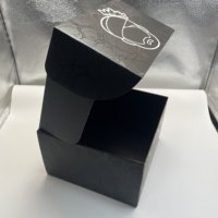 Caja de Cartón Corrugado Reciclable para Sombreros, con Recubrimiento UV Completo, Lámina Dorada y Barnizado