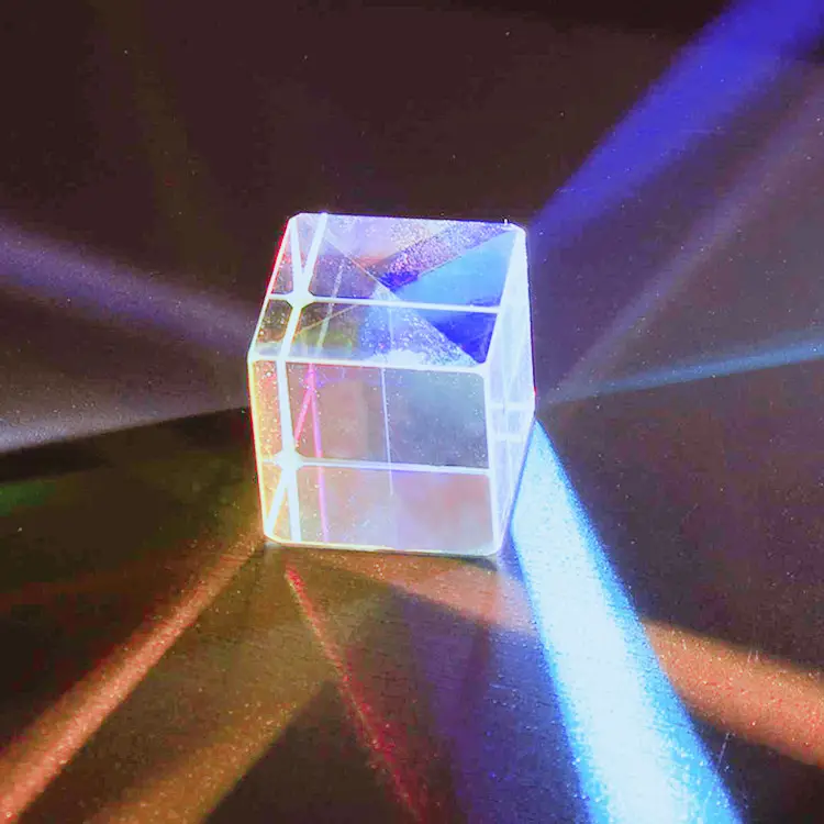 «Cubo de prisma óptico colorido rgb combinador cruzado dicromático