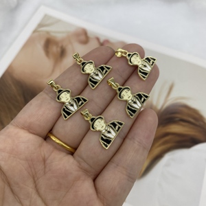 Collar con Colgante <span class=keywords><strong>de</strong></span> Esmalte Retro Vintage con Diseño <span class=keywords><strong>de</strong></span> Retrato <span class=keywords><strong>de</strong></span> <span class=keywords><strong>Caballero</strong></span> Elegante con Sombrero Fedora y Amuleto Dorado <span class=keywords><strong>de</strong></span> Mafioso - Product Image 4