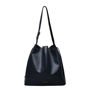 Sacs à bandoulière en cuir PU durables pour femmes à faible MOQ, avec deux sangles et fermeture à bouton – Conception imperméable personnalisable, fabricants chinois - Product Image 1