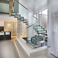Escalier moderne en zigzag à double poutre en acier et bois avec garde-corps en verre pour villa