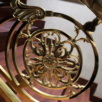 Rampe d'escalier spirale incurvée DIY en bois massif et alliage d'aluminium doré pour villas de luxe et complexes hôteliers