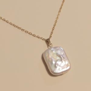 Collar de Perlas Arrugadas Naturales con Cadena de Clavícula Cuadrada de Estilo Barroco Simple Retro Francés para Mujer en Rosa Metálico y Morado - Product Image 2