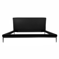 Lit inclinable minimaliste italien en cuir matelassé, avec pieds en métal fins, moderne et luxueux, rembourré pour chambre de villa