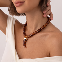 Collier Bohème à Grosses Perles en Résine Ambrée avec Fermoir en Acier Inoxydable et Pendentif Vintage Dents de Loup