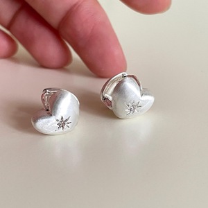 Boucles d'oreilles en argent pur S925, niche pour les oreilles, luxe haut de gamme, forme de cœur, étoile octogonale, finition mate brossée - Product Image 3