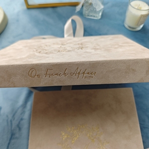 Boîte <span class=keywords><strong>d</strong></span>'<span class=keywords><strong>invitation</strong></span> de mariage de luxe personnalisée en velours avec illustration 3D de l'emplacement en aquarelle, invitations en acrylique doré et cartes « Save the Date » - Product Image 4