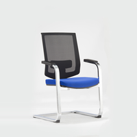 Chaise de bureau ergonomique en maille avec base cantilever et coussin bleu pour réunions, réceptions et sièges visiteurs