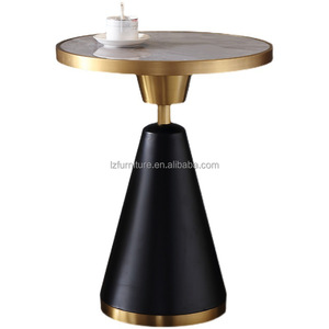 Table d'appoint ronde minimaliste moderne avec plateau en marbre, structure en métal doré, base en piédestal noir, table de réception d'hôtel, meubles - Product Image 6