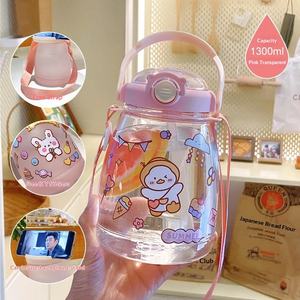 Bouteille d'eau grande capacité pour enfants, style Ins, design attrayant, en plastique, résistante à la chaleur, avec paille, gourde portable à grande capacité - Product Image 5