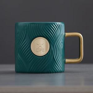 <span class=keywords><strong>Tazas</strong></span> <span class=keywords><strong>de</strong></span> cerámica con platos <span class=keywords><strong>de</strong></span> cobre en relieve, <span class=keywords><strong>tazas</strong></span> <span class=keywords><strong>de</strong></span> café para parejas, regalos personalizados con mango dorado y sello <span class=keywords><strong>de</strong></span> logotipo personalizado - Product Image 2