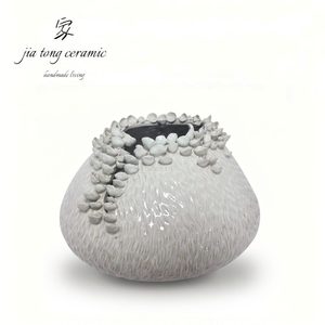 Vase à fleurs en céramique irrégulière blanche gaufrée JIATONG, art moderne, OEM Jingdezhen 1077 - Product Image 5
