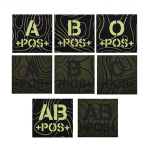 Hochwertiges quadratisches IR-reflektierendes & im Dunkeln leuchtendes <span class=keywords><strong>ABO</strong></span>-Blutgruppen- +POS-Klettverschluss-Abzeichen für taktische medizinische Rettungsaktionen. - Product Image 1