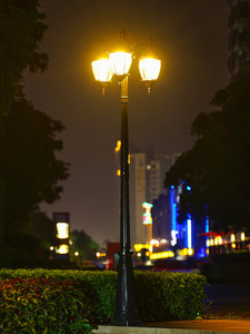 โคมไฟสวนเหล็กกลางแจ้ง หลอดไฟ LED พร้อมโคมแก้ว แสงวอร์มไวท์ 2700K IP66 AC 220V  แบบติดตั้งถาวร ใช้พลังงานแสงอาทิตย์ พร้อมเซ็นเซอร์ตรวจจับความเคลื่อนไหว - Product Image 1
