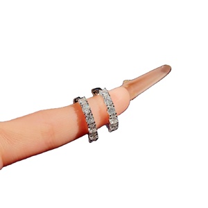 Pendientes de Plata de Ley 925 Reciclada con Piedras Preciosas Cultivadas en Laboratorio, Joyería Ética y Sostenible, Aros con Textura Martillada para Mujer, Venta al por Mayor - Product Image 1
