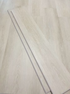 Suelo Vinílico SPC de Roble con Relieve Ligero de 8 mm, Aspecto de Madera, Resistente a los Arañazos, Impermeable, Moderno, para Interiores - Product Image 4
