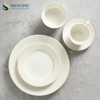 Service de vaisselle en céramique glaçure blanche moderne ensemble de bols en porcelaine de luxe écologique tasses pour mariage Restaurant vaisselle en gros