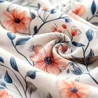 Tissu imprimé floral pêche doux, motif vigne, fleurs orange romantiques et feuilles grises, idéal pour les chemisiers d'été et les linge de maison élégant