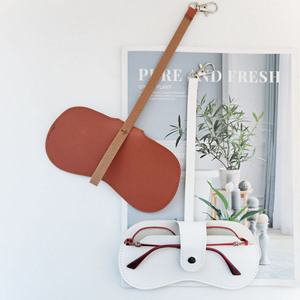 Bolsa minimalista para guardar gafas, estuche compacto colgante de cuero para mujer, protección para gafas de sol, patrón de lichi blanco y marrón - Product Image 2
