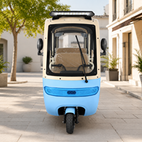 Tricycle Électrique Ouvert SumEV 3 Places pour Visites Touristiques, 60V, avec Auvent Pare-Soleil et Rideau Anti-Pluie, Autonomie 30-50km, Idéal pour le Transport dans les Zones Scéniques et les Complexes Hôteliers