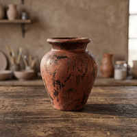 Vase en céramique d'argile orange vieilli de style rustique, parfait comme vase à fleurs vintage sans poignée, fait main, pour une décoration de table qui ajoute un charme naturel et chaleureux.