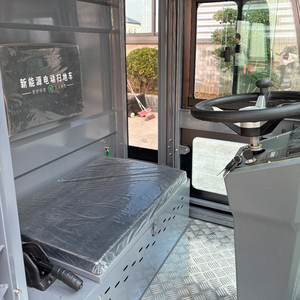 משאית מטאטאת כבישים חשמלית חדשה עם תא נהג סגור לחלוטין, ניקוי אוטומטי, מערכת שלושה גלגלים וחמש מברשות - Product Image 3