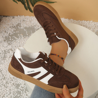 Baskets rétro pour femmes en daim marron avec bande blanche, semelle en caoutchouc, à lacets, chaussures plates décontractées, baskets tendance