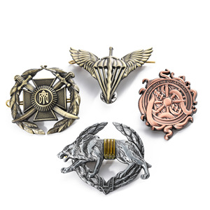 Insignia personalizada con diseño de alas y espada, tipo broche de mariposa, para regalos publicitarios, premios y artículos conmemorativos. - Product Image 4