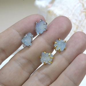 Boucles d'oreilles aigue-marine en pierre naturelle faites à la main au prix de gros clous en argent plaqué or en cristal brut de quartz bleu pour femmes à la mode - Product Image 1