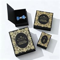 Boîte d'emballage de bijoux à rabat magnétique en forme de livre créatif pour boucles d'oreilles anneau affichage mat stratification gaufrage feuille d'or carton