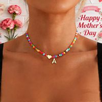 Colliers Initiaux Colorés Eaciy pour Filles, Femmes, Enfants et Adolescentes – Collier Ras-du-Cou Tendance Perlé et Délicat avec Lettres – Chaîne en Laiton et Bambou