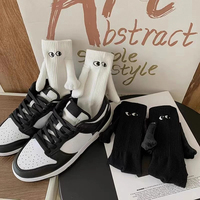 Conception spéciale Tiktok fournisseur personnalisé à chaud motif drôle tenant la main Couple amis chaussettes magnétiques unisexe