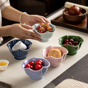 Assiette à fruits en céramique en forme de fleur, plat en porcelaine sur pied haut pour présentation de collations lors de réceptions de thé, style rétro de luxe - Product Image 3