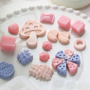 Juego de moldes de silicona para hacer caramelos y sellar cera, formas de corazón y alienígenas reutilizables, suministros de decoración de pasteles navideños - Product Image 4