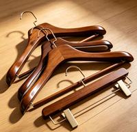 Cintre en bois personnalisé avec logo unique, antidérapant, en noyer, hêtre, lotus, pour hôtel, avec pince à costume, fourni directement par l'usine
