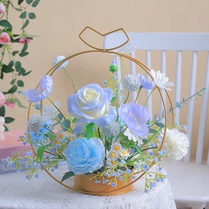 Canasta de Alambre Metálico con Rosas, Margaritas y Flores Artificiales para Decoración de Sala de Estar y Comedor - Product Image 3