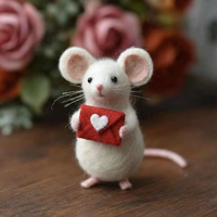 Petite poupée souris en feutre doux et durable en forme de cœur, avec rose et lettre d'amour, jouet cadeau Saint-Valentin pour usage intérieur