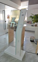 Kiosque en libre-service OLED transparent avec écran tactile 10 points et affichage numérique intelligent SDK pour la vente au détail, les expositions et l'usage gouvernemental
