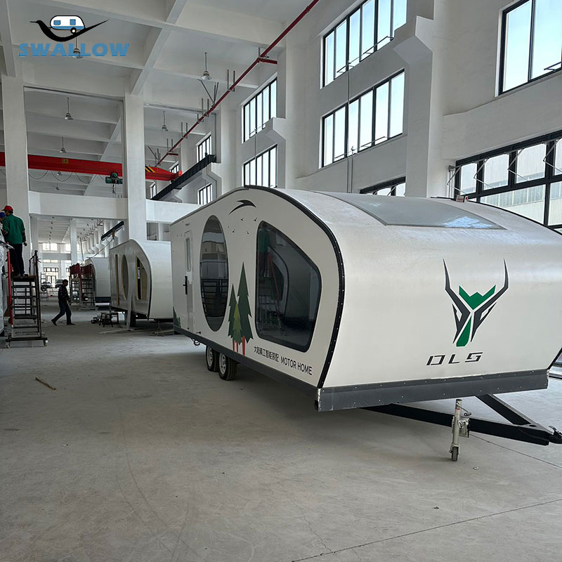 Готовые к приключениям удобства внедорожные караваны и парковые модели RVs сочетают комфорт и мобильность