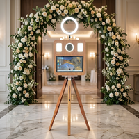 Photomaton pour événements de mariage, machine photo DSLR sur trépied aspect bois avec flight case et éclairage d'appoint, cabine photo pour fêtes et selfies