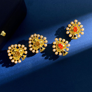 2024 Vintage <span class=keywords><strong>poker</strong></span> oreja raqueta diseño femenino sentido Palacio estilo hueco geometría corazón fritillary perla pendientes <span class=keywords><strong>Stud</strong></span> - Product Image 6
