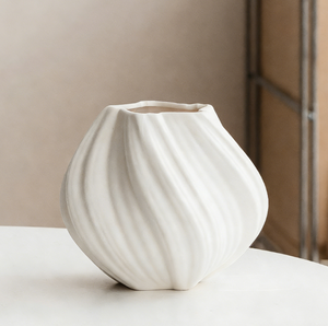 Vase en céramique blanc, forme spirale irrégulière, à large ouverture, pour décoration rustique de salon ou console TV - Product Image 6