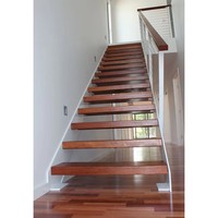 Escalier en bois sur mesure à double poutre avec garde-corps en verre