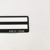 Plaque signalétique minimaliste en métal aluminium noir avec mots argentés à base noire sérigraphiée pour vitrine de modèle de produit d'affichage