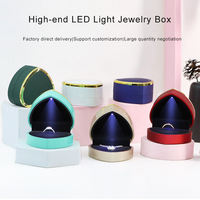Boîtes à bijoux LED en forme de cœur, emballage en gros, boîte à anneaux et pendentifs lumineuse, en cuir PU, organisateur de bijoux de luxe personnalisé, B2B