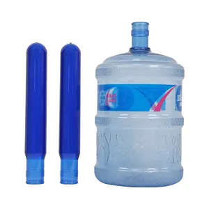 زجاجات مياه بلاستيكية من QS عالية الجودة شفافة بسعة 5 جالونات مقاس 55 مم مصنوعة من مادة بولي إيثيلين تريفثاليت