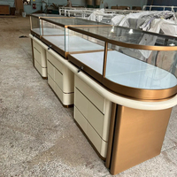 Présentoirs à bijoux de luxe avec cadre doré incurvé, vitrine LED en verre trempé pour boutique de bijoux, centre commercial, magasin de détail